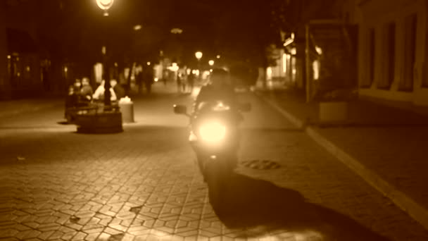 Un motociclista despidiéndose de una mujer que ama. Sepia tonificó la imagen. Verdadero romance . — Vídeos de Stock