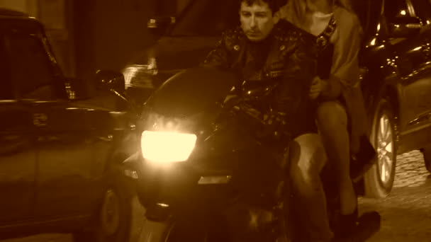 Kvinna från en biker. sepia tonad bild. — Stockvideo