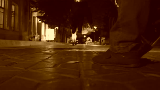 Une femme qui s'éloigne d'un motard. Sepia image tonique .