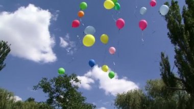 Balonlar. çeşitli renkli festival balonlar gökyüzünde oraya