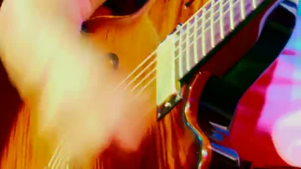 Música. Close-up. Maestria de tocar guitarra . — Vídeo de Stock