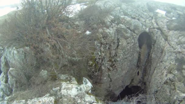 Mystischer Rock. bewegte Kamera. ausgetrockneter Wasserfall im Fels. — Stockvideo