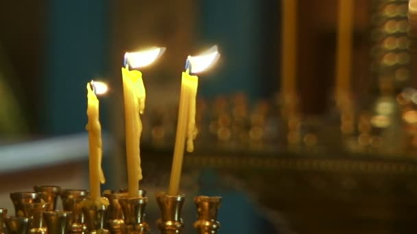 Κεριά κάψιμο των κεριών σε ένα κηροπήγιο. — Αρχείο Βίντεο