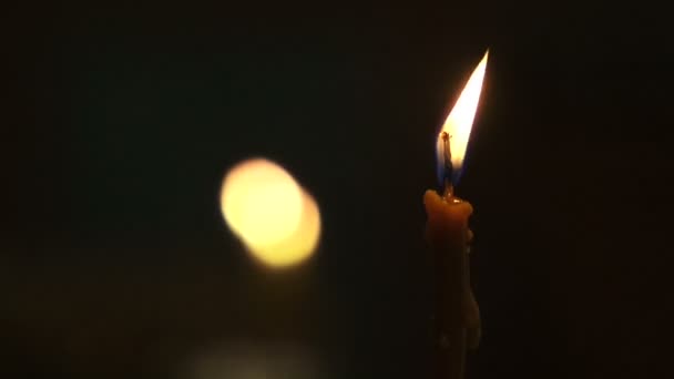 Kaarsen brandende kaarsen in een kandelaar. — Stockvideo