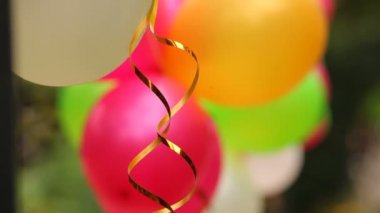 kutlama balonları. birlikte birkaç renkli festival balonlar bağlanır.