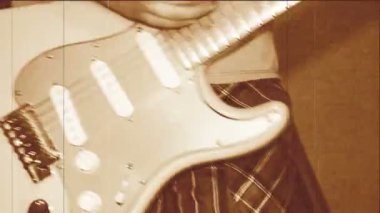 aktif olarak gitar çalmak bir kadın gitarist elinde gitar. eski filmleri.
