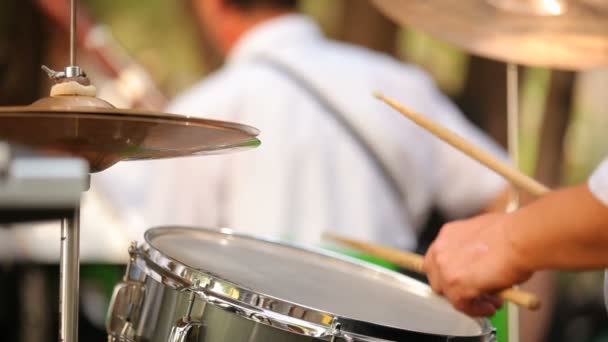 Le musicien joue de la batterie. Le batteur professionnel joue de la batterie dans l'orchestre. Le premier plan est flou . — Video