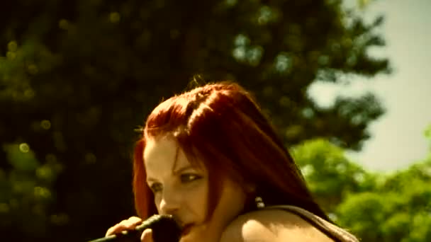 Rocker θηλυκός τραγουδιστής τραγούδι στο στάδιο — Αρχείο Βίντεο