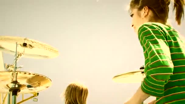 Барабанщица играет на барабанах на концерте — стоковое видео