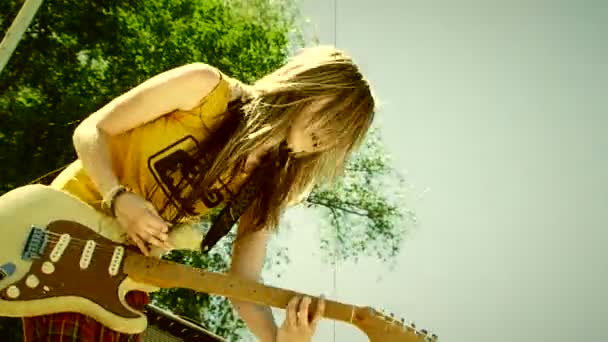 Rocker girl toca la guitarra en el concierto — Vídeos de Stock