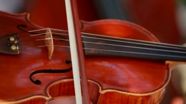 Orkestrası kemancı. adamlar profesyonel bir orkestrada Keman çalmaya. iki çerçeve.