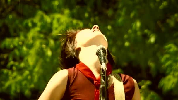 Menina toca baixo durante uma performance ao ar livre — Vídeo de Stock