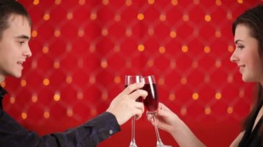 Çift bir Sevgililer günü yemeği