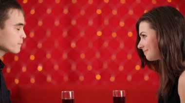 Çift bir Sevgililer günü yemeği