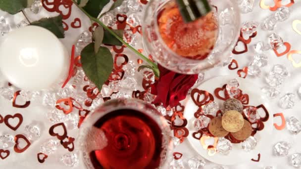 Az ünnep kezdete. a a szép ünnepi pohár pezsgőt öntött. — Stock videók