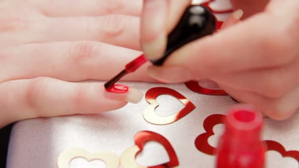 La mujer pinta las uñas. Una mujer preparándose para el día de San Valentín . — Vídeos de Stock