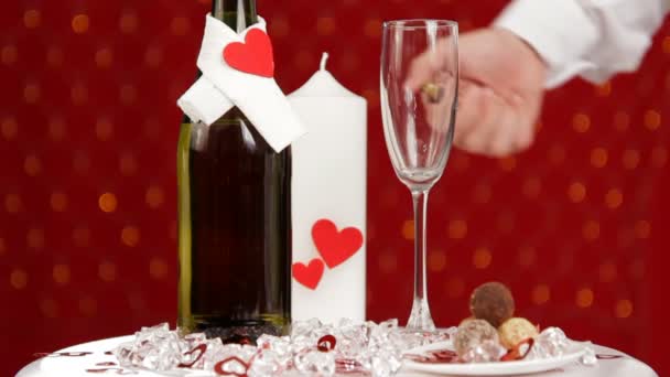 Romantische stemming. voor een romantisch diner aangestoken kaarsen. — Stockvideo