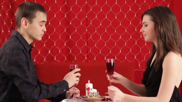 Ζευγάρι που έχοντας ένα δείπνο σε μια ημέρα του Αγίου Βαλεντίνου — Αρχείο Βίντεο
