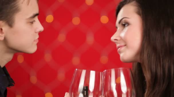 Pareja besando celebrando el día de San Valentín — Vídeos de Stock