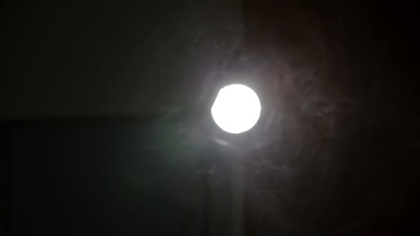 Lune solitaire. Lune solitaire dans le ciel nocturne .