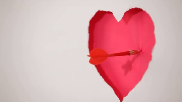 Láska udeří přímo na cíl. šíp lásky padá přesně v srdci. — Stock video