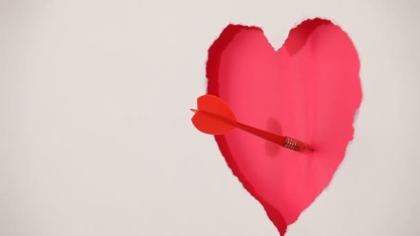 爱吧命中目标。爱的 dart 瀑布确切地在心. — 图库视频影像