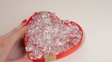 elmaslar kırmızı bir kutu içinde. HD. elmas şeklinde bir kalp .valentines gün Tema kırmızı bir kutu vardır. 2 kare. yakın çekim.