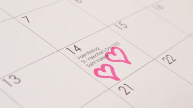 iki kalp takvim. HD. kadın calendar.valentine'nın günü konulu iki kalp çizer. Tema. yakın çekim.