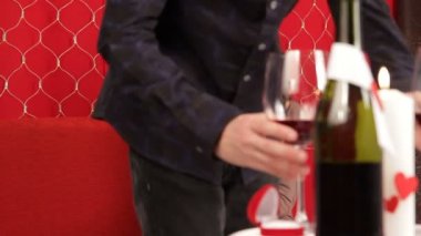 romantik bir akşam yemeği. Genç çift romantik bir akşam yemeği için Sevgililer Günü'nü kutlamak.