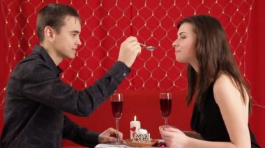 akşam yemeği. Genç çift romantik bir akşam yemeği için Sevgililer Günü'nü kutlamak.