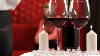 Sevgililer günü bir teklif yap. adam kız arkadaşı vermek için tablo nikah yüzüğü alır