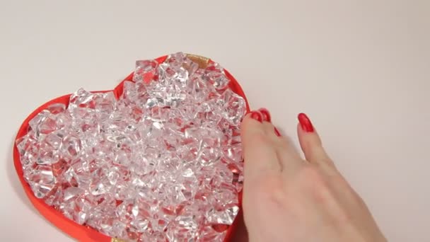 Diamants dans la boîte rouge. HD. Les diamants sont dans la boîte rouge sous la forme d'un coeur .Valentines thème de la fête. 2 cadres. gros plan . — Video