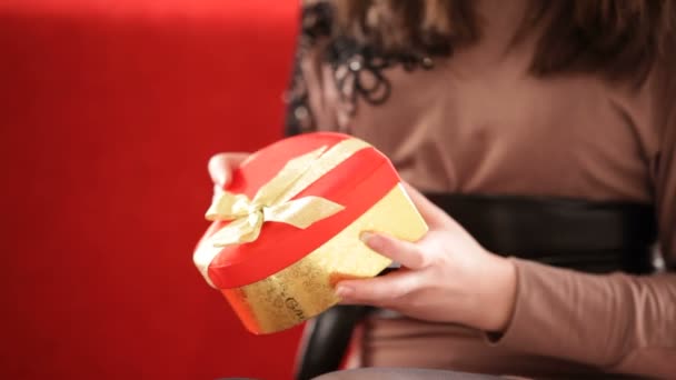 San Valentín mujer sosteniendo la caja en forma de corazón — Vídeos de Stock