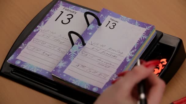 Markering van een dag van de Valentijnskaart in een kalender — Stockvideo