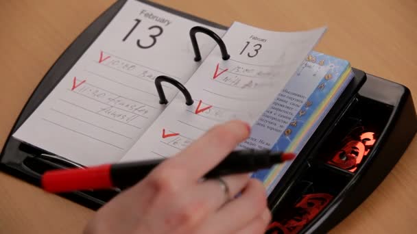 Markera en alla hjärtans dag i en kalender — Stockvideo
