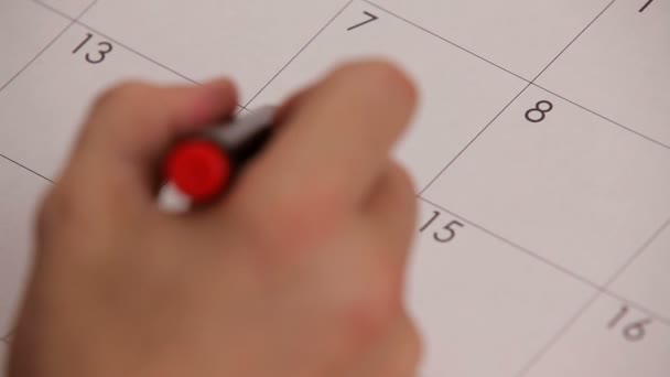 Draw a heart. Woman marks a marker on the calendar day valentine. — Stock Video