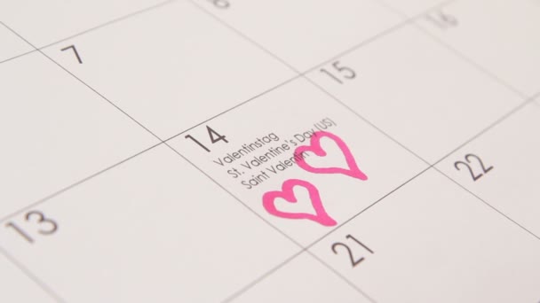 予定表に 2 つの心。ビジュアルエフェクト、女性 calendar.valentine の日のテーマの 2 つの心を描画します。テーマ。クローズ アップ. — ストック動画