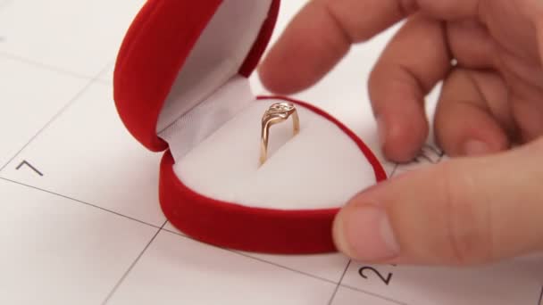 Překvapení pro valentines den. muž klade snubní prsten na Valentýna. detail. — Stock video