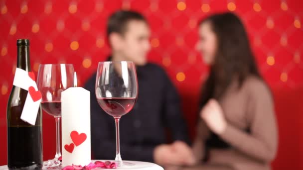 Dîner romantique. Jeune couple fête la Saint Valentin pour un dîner romantique . — Video