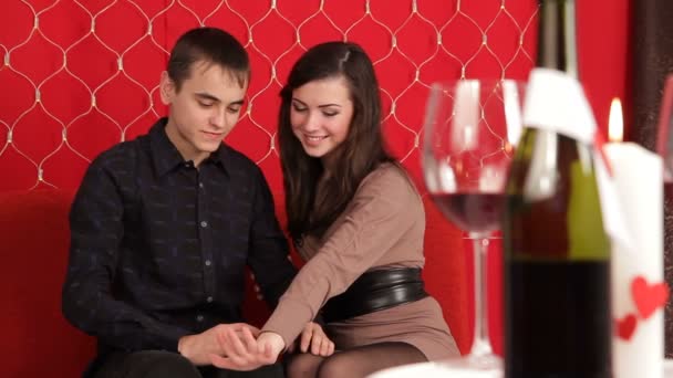 Кольцо от мужчины к девушке на День Святого Валентина — стоковое видео