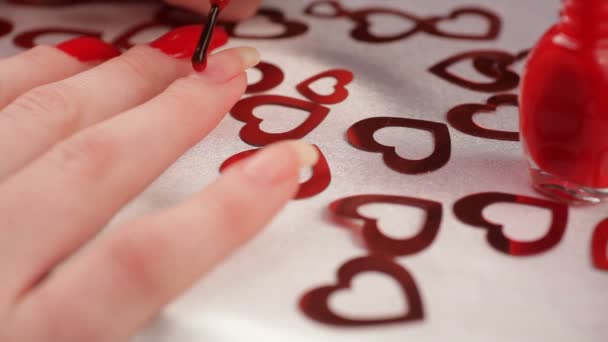 La chica se pinta las uñas. Una mujer preparándose para el día de San Valentín . — Vídeo de stock