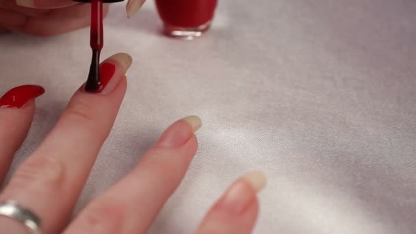 Κορίτσι χρωματίζει τα νύχια της. μια γυναίκα που ετοιμάζεται για την ημέρα του Αγίου Βαλεντίνου. — Αρχείο Βίντεο