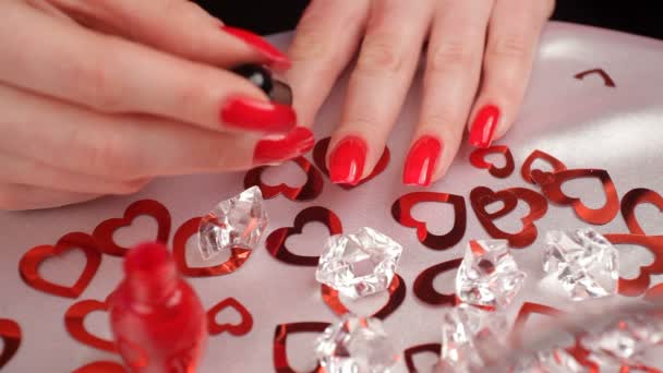 La chica se pinta las uñas. Una mujer preparándose para el día de San Valentín . — Vídeo de stock