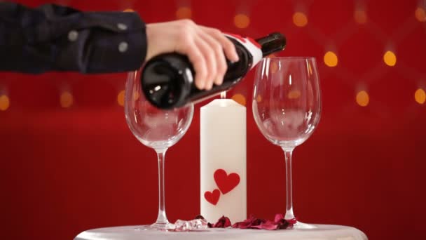 ディナー。若いカップルはロマンチックな夕食のためのバレンタインの日を祝う. — ストック動画