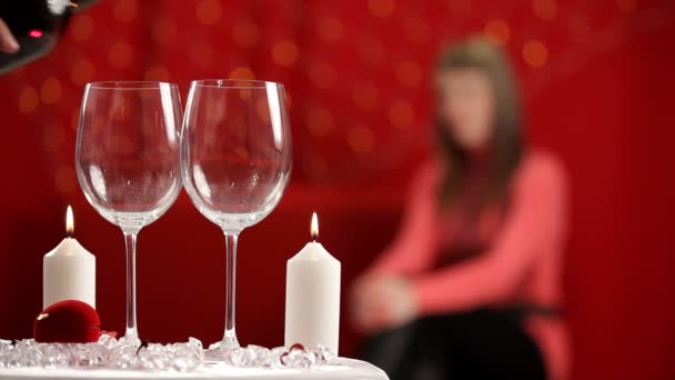 Verser des verres sur une Saint-Valentin — Video