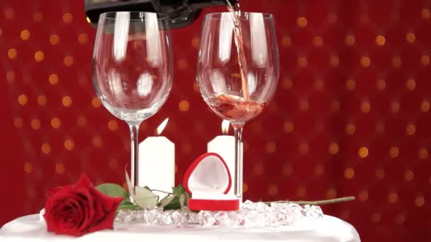 Bicchieri di riempimento in un giorno di San Valentino — Video Stock
