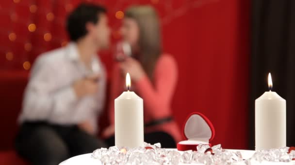Obiad. Młoda para świętować Walentynki na romantyczną kolację. — Wideo stockowe