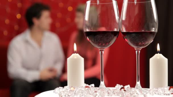 Dîner. Jeune couple fête la Saint Valentin pour un dîner romantique . — Video