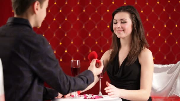 Jongen geven een ring aan zijn vriendin op de dag van de Valentijnskaart — Stockvideo