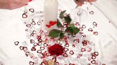 akşam yemeği. Genç çift romantik bir akşam yemeği için Sevgililer Günü'nü kutlamak.